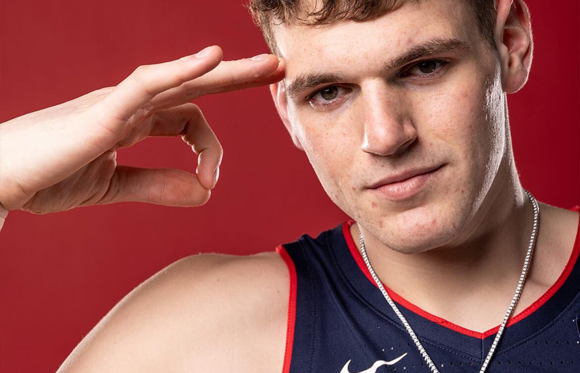 Exploring the Talents of Donovan Clingan in College Basketball