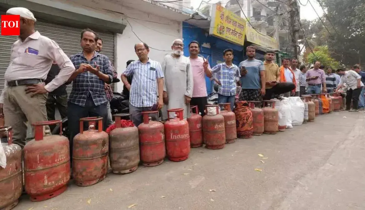 Indane Faces Booking Issues Amidst Long Queues in Lucknow