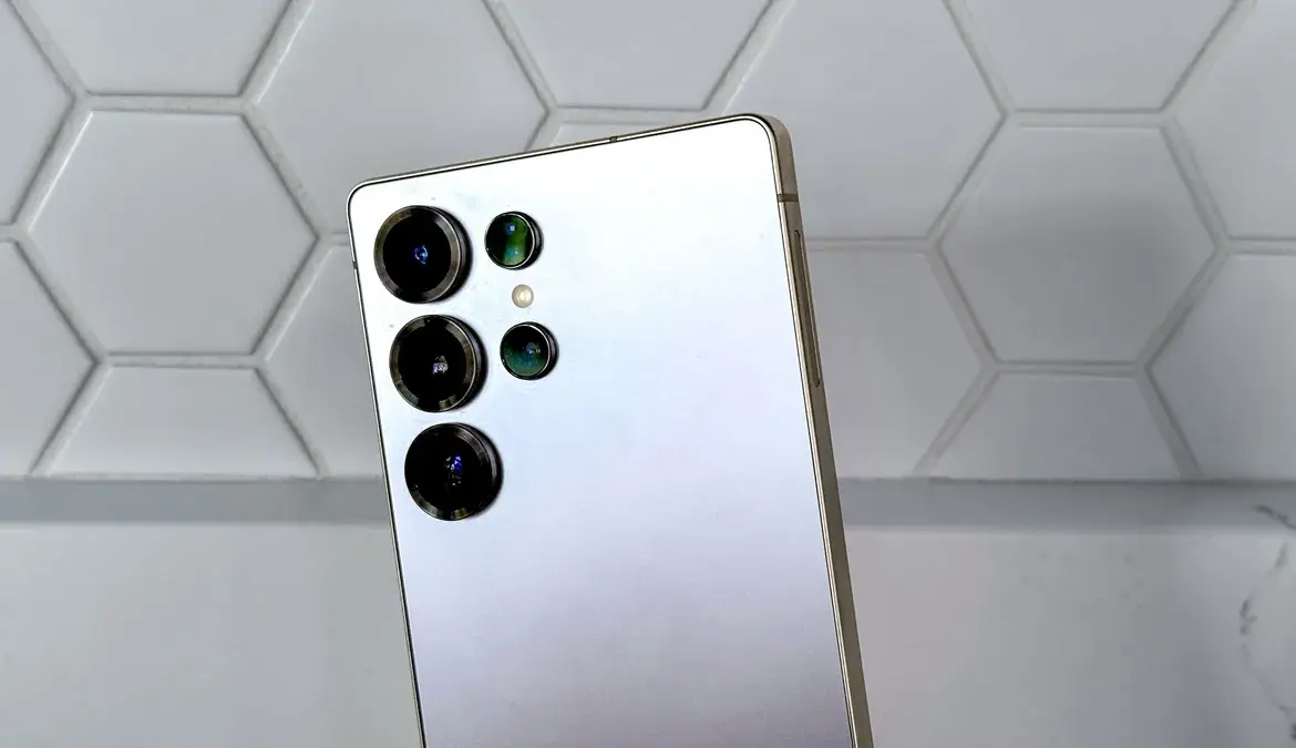 Samsung S26 Ultra Faces User Concerns Over Display and Charging Issues