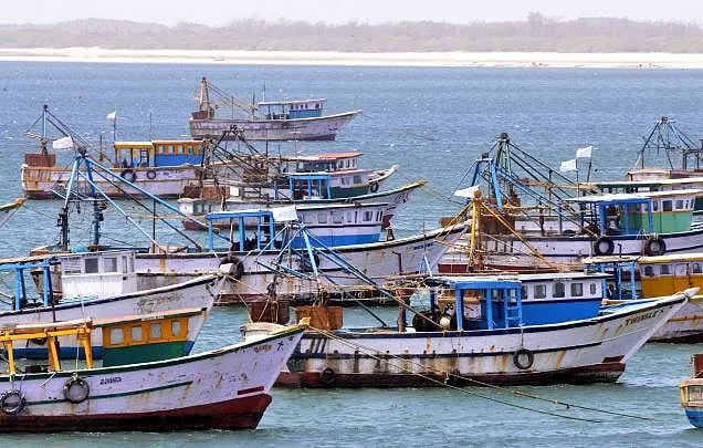 கடற்படை: Karaikal Fishermen Arrested by Sri Lankan Navy