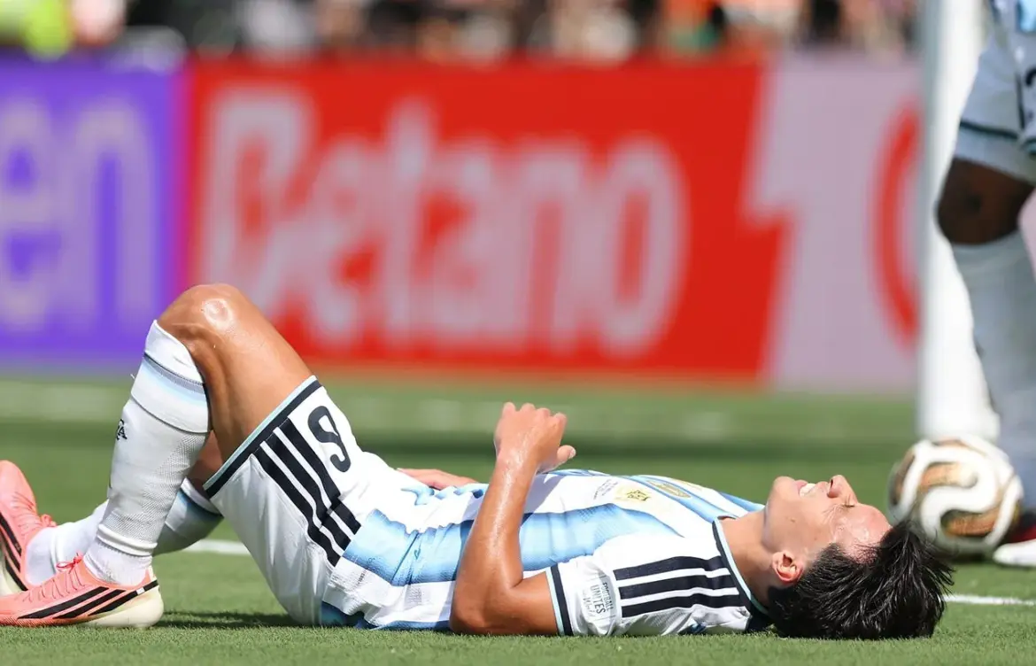 Argentina’s Lisandro Martínez injured in World Cup final against Spain