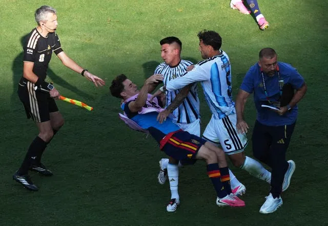Leandro Paredes clashes with Spain's Gavi next to assistant coach Walter Samuel